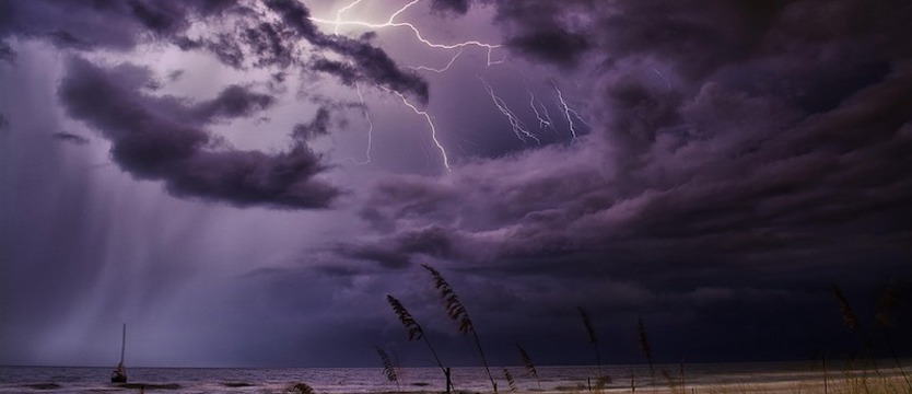 Ostrzegają przed burzami w niedzielę na wybrzeżu i w całym regionie