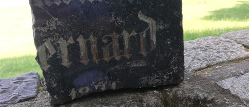 Poniemieckie fragmenty nagrobków niszczeją