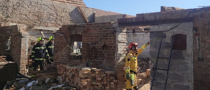 Strażacy uratowali kobietę z gruzów. Na 62-latkę runęła ściana