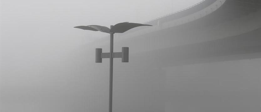 Ostrzegają przed mgłą w nocy z poniedziałku na wtorek. Możliwe utrudnienia komunikacyjne w regionie