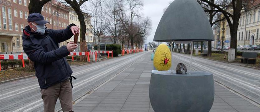 Wielkie pisanki przypominają o nadchodzacych świętach