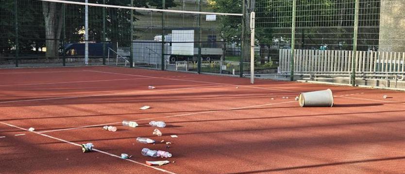 Śmieci, wandalizm i alkohol. Boisko przy SP nr 46 jest monitorowane!