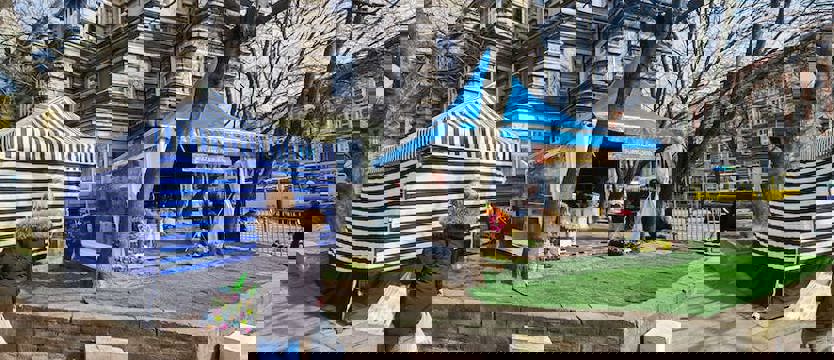 Kwiatowa samowola przy pl. Szarych Szeregów