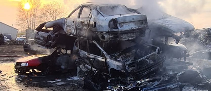 Pożar w Dobrzanach. Spłonęło 12 wraków samochodów