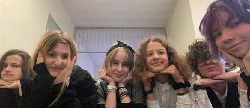 Licealiści uruchomili zbiórkę na dogoterapię i teatroterapię dla szpitala w Zdrojach