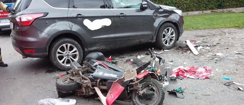 Skuter zderzył się z samochodem osobowym. Dwie osoby poszkodowane