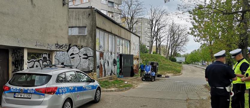 Radiowóz stoi, a silnik pracuje. Może tak stać czy nie może?