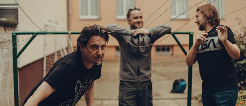 Tęczowa flaga i stan pokojowy. Kolaboranci z nową płytą!