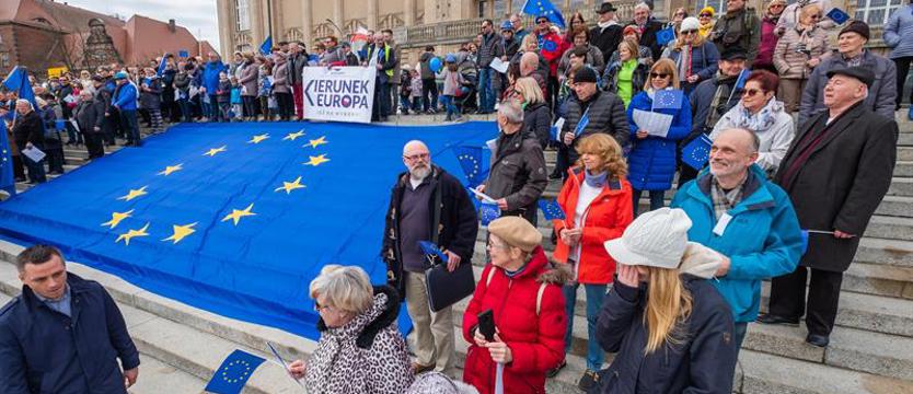 Wspólne śpiewanie i wywieszanie flag