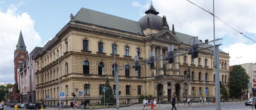 Studenci na razie mogą zostać w pałacu