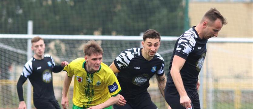 Piłka nożna. Wystartowała IV liga. Wybrzeże Rewalskie na czele