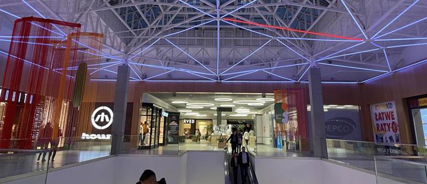 Ciemno jak w sklepie. Galerie handlowe wyłączają część świateł