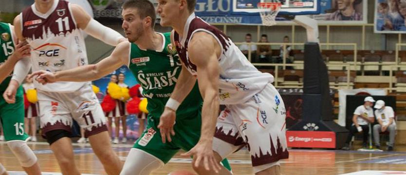 Koszykówka. Threatt bohaterem PGE Spójni