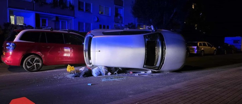 Dachowanie na ul. Węgierskiej w Stargardzie. Volkswagen uderzył w auta na parkingu