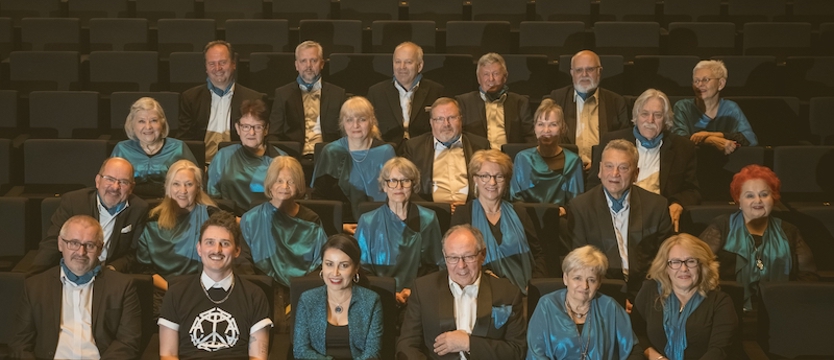 Śpiewający seniorzy ramię w ramię z Dawidem Podsiadło