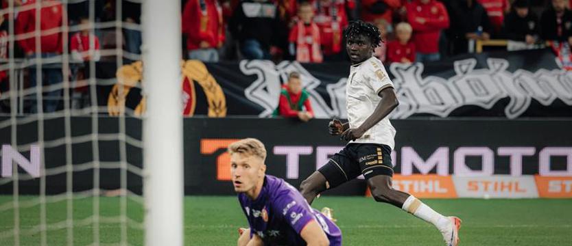 Piłka nożna. Pogoń szuka napastnika...