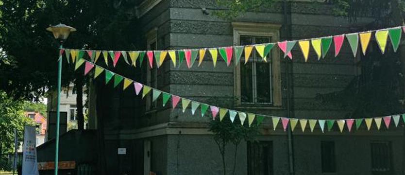 Szachowy turniej z piknikiem w ogrodzie