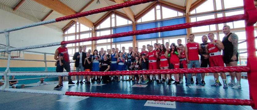 Boks. Mateusz Joński z pucharem