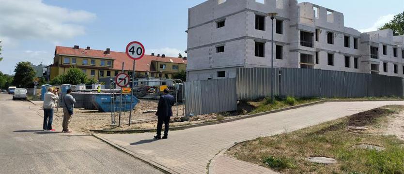 Budują w Policach. Rondo, mieszkania, boiska, bulwary…