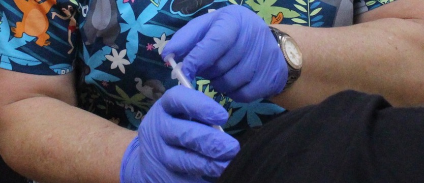 Szczepienia rozgrzewają do czerwoności. Pracownik kontra pracodawca