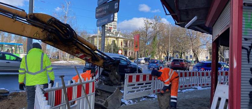 Plac Szarych Szeregów już bez kwiaciarek