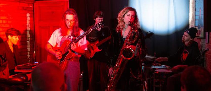 Sneaky Jesus - ten zespół warto zapamiętać. Jazzowe improwizacje w Winylach