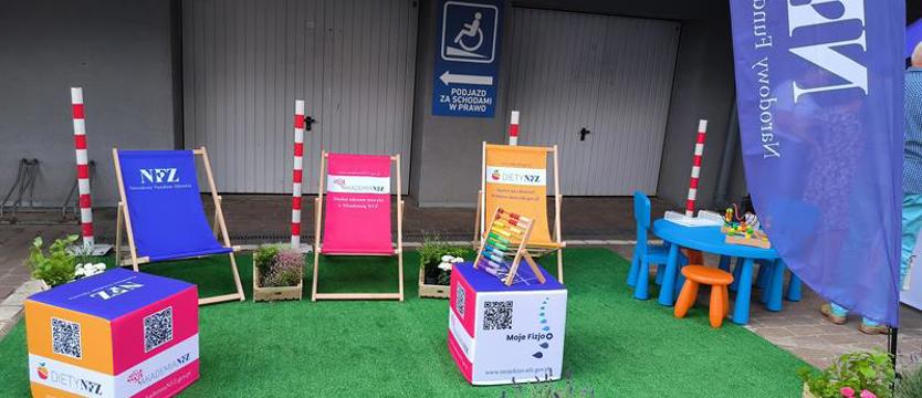 Plenerowe stanowisko NFZ, a w nim porady, pomiary, strefa odpoczynku