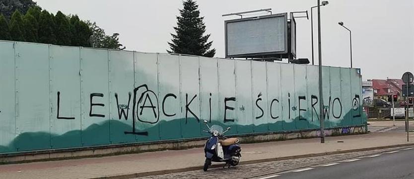 Wulgarny napis na Taczaka. Wydarzenie i tak się odbędzie