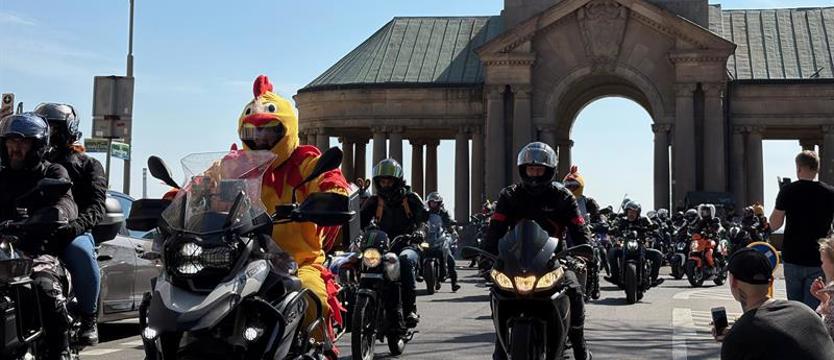 Motozające jadą do dzieci 