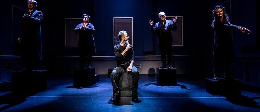 IIu artystów trzeba, żeby wkręcić żarówkę? Transmisja spektaklu Anny Augustynowicz