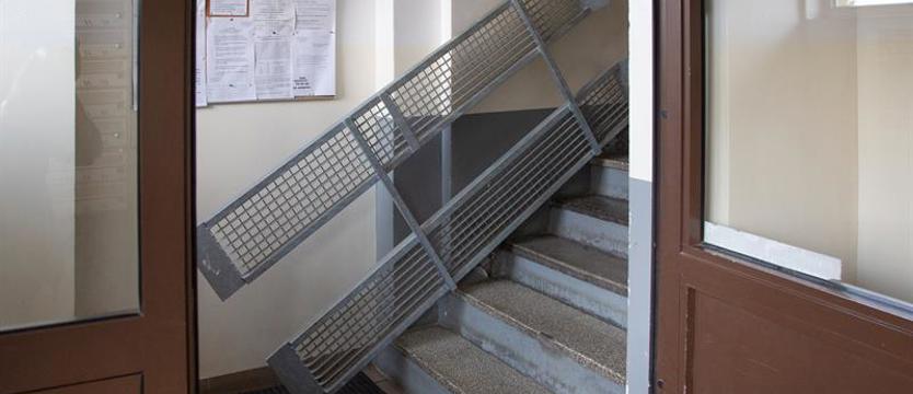 Rampa zablokowana kłódką. Bareja by tego nie wymyślił?