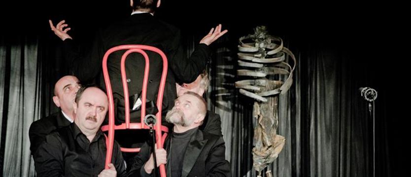 Sprawy ulicy, sprawy alkowy. I nostalgia, i frywolność