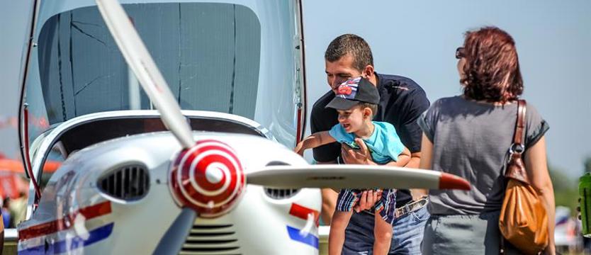Fly Day w Dąbiu. Piknik lotniczy i festyn