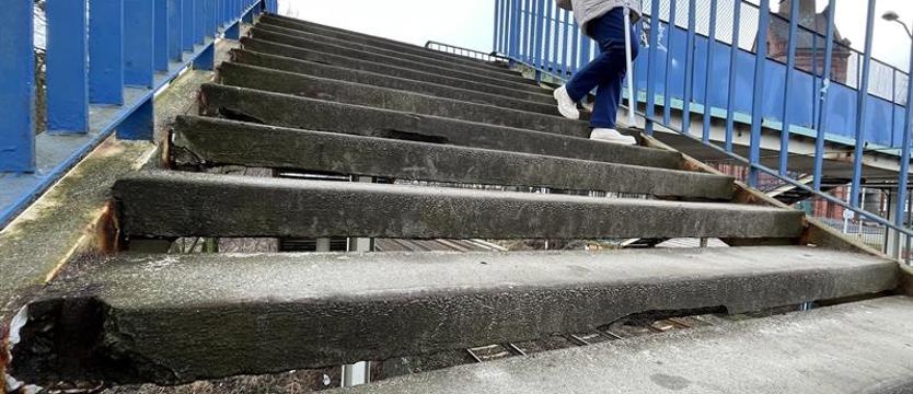 Kładka grozy nad torowiskiem. Czytelnik: „uszkodzenia dyskwalifikujące przydatność użytkową”