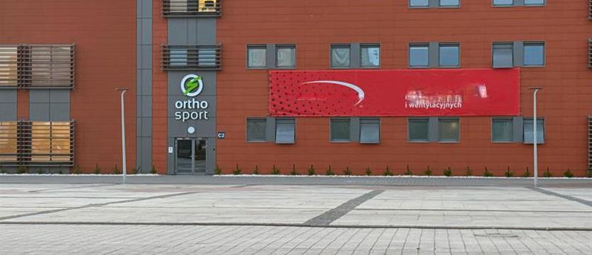 Banery reklamowe na Netto Arenie zostają