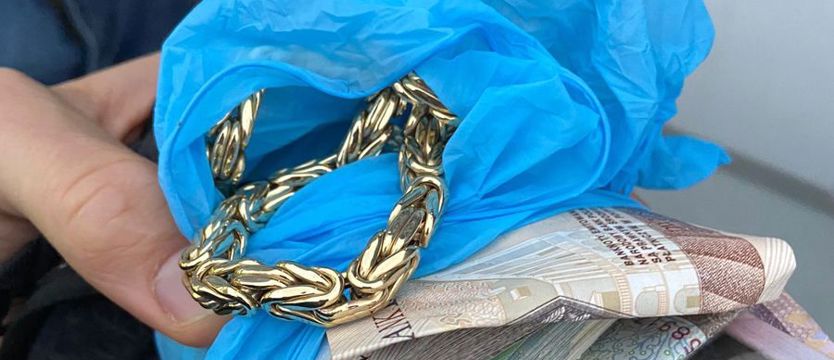 Złote łańcuszki i policyjne kajdanki. Zatrzymani w szybkiej akcji