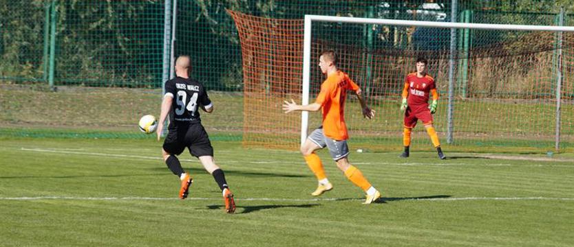 Piłka nożna. Remis Hutnika, walkower Stali