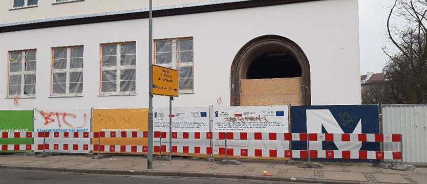 Zdemontowano szyld kultowego kina. Napis zostanie wyeksponowany w Urzędzie Marszałkowskim