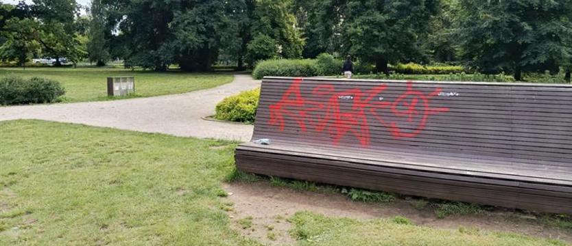 Kolejny akt wandalizmu w Stargardzie. Ławka w bazgrołach