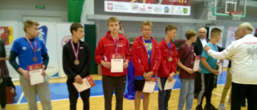 Tenis stołowy, piłka nożna. SALOS Szczecin z medalami