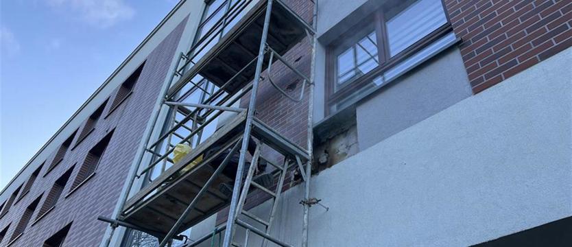 Naprawiają wypaloną przez fajerwerki elewację nowego bloku w Szczecinie