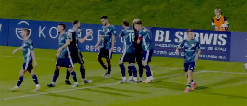 Piłka nożna. Lider z Kołobrzegu nie zwalnia tempa