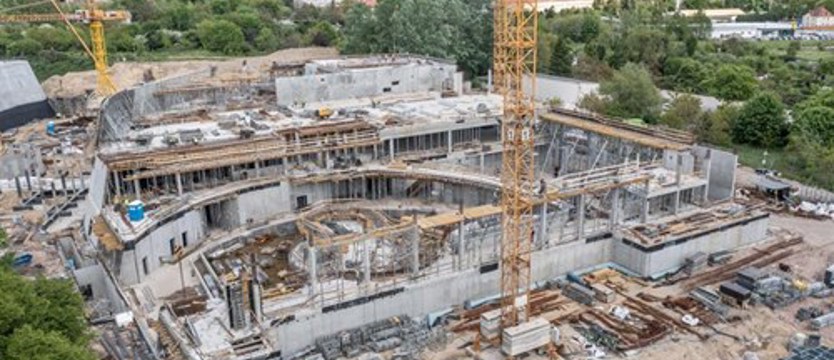 Co się dzieje w Fabryce Wody? Na budowie 200 osób