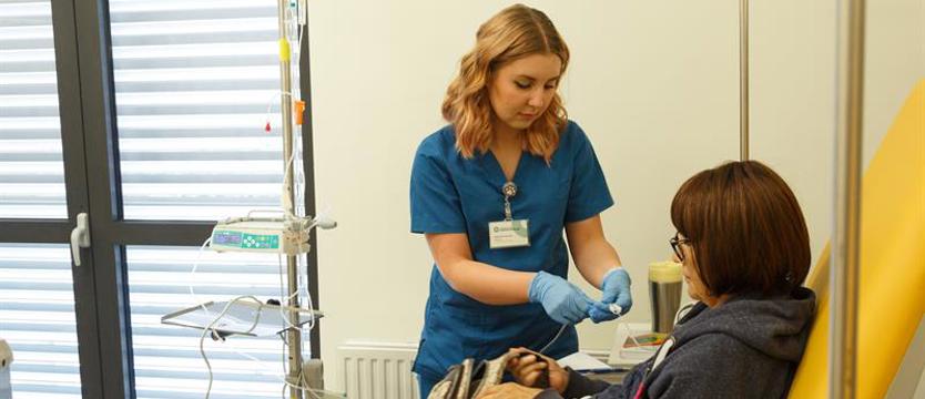 Nie ma gdzie szukać pielęgniarek. Od lat za mało, a demografia nie pomaga