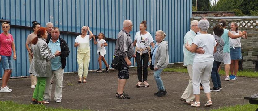 Muzyka, plener i towarzystwo. Tańczyli pod gołym niebem