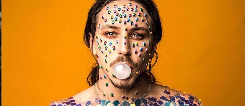 W świecie dzieci kwiatów. Michał Szpak wystąpi w Szczecinie