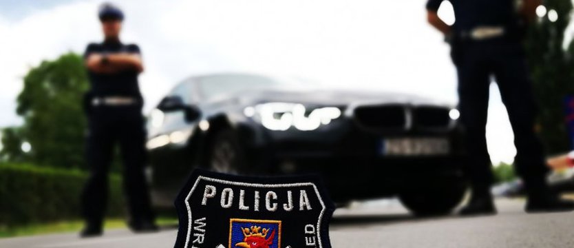 Policjant zatrzymał kierowcę, któremu wcześniej odebrał prawo jazdy