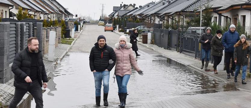 Życie na rozlewisku. Mieszkańcy walczą z wodą i urzędami
