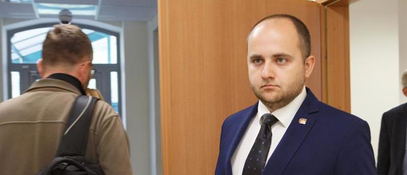 Matecki pozywa za znieważanie