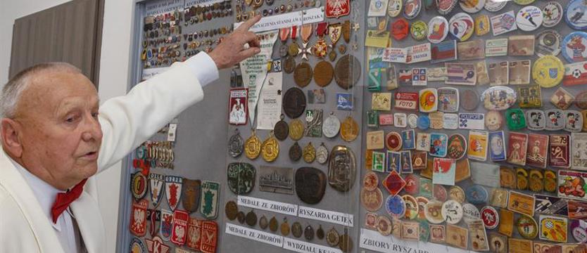 Uniwersytet pokazał wystawę sportowych przypinek